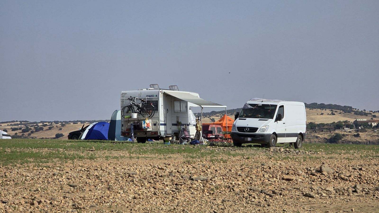 Sigue la rave con cientos de campistas en el entorno del pantano de Santa Teresa