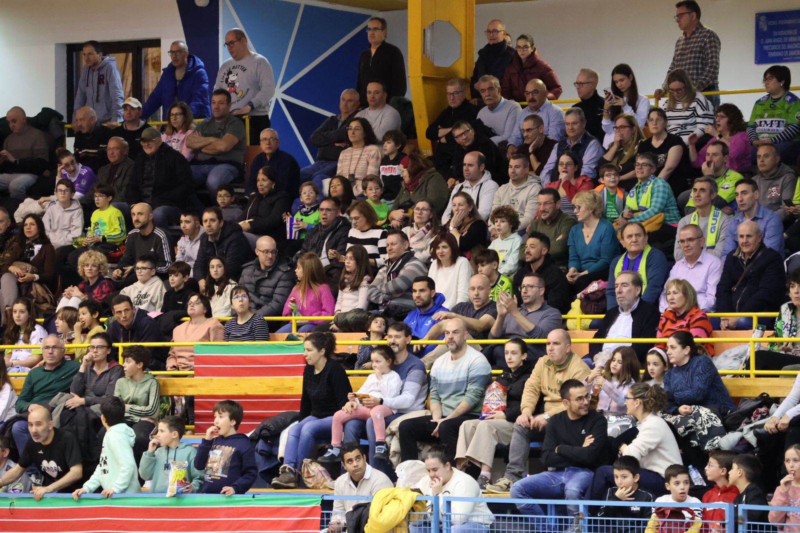 aficion-del-balonmano-zamora-en-el-angel-nieto-2