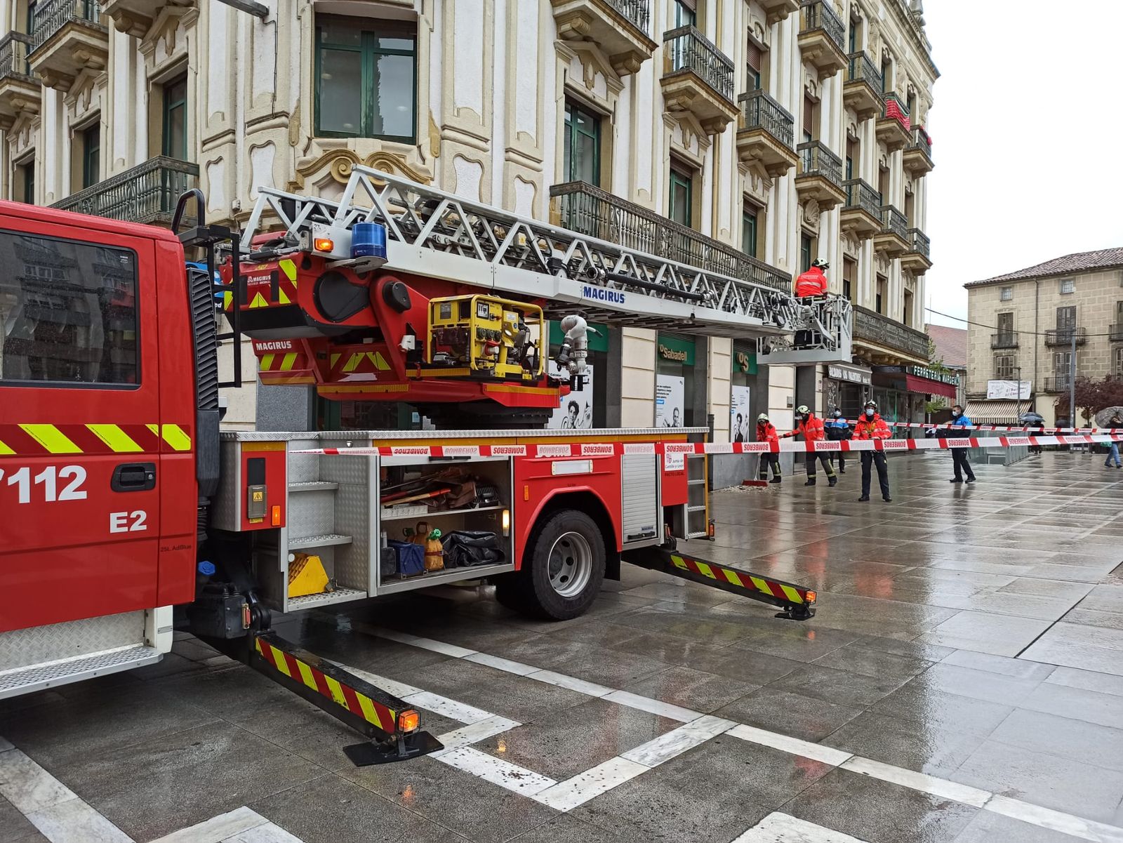 Bomberos en la plaza de la Subdelegación