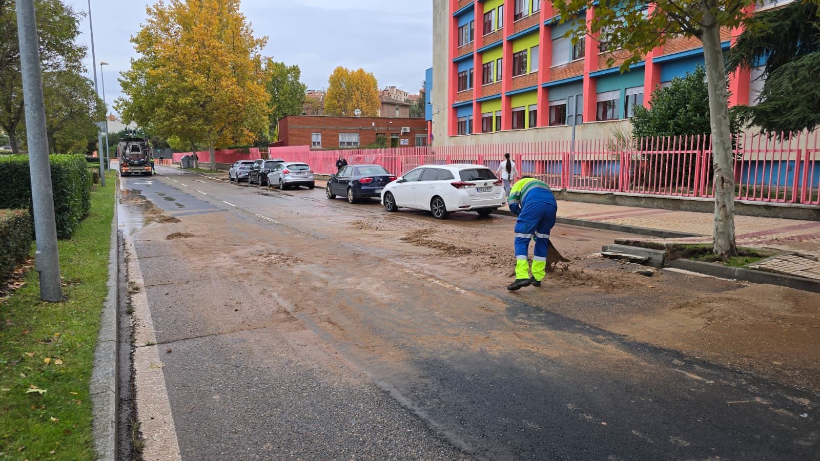 Cortada al tráfico la avenida de los Maristas tras la rotura de una tubería