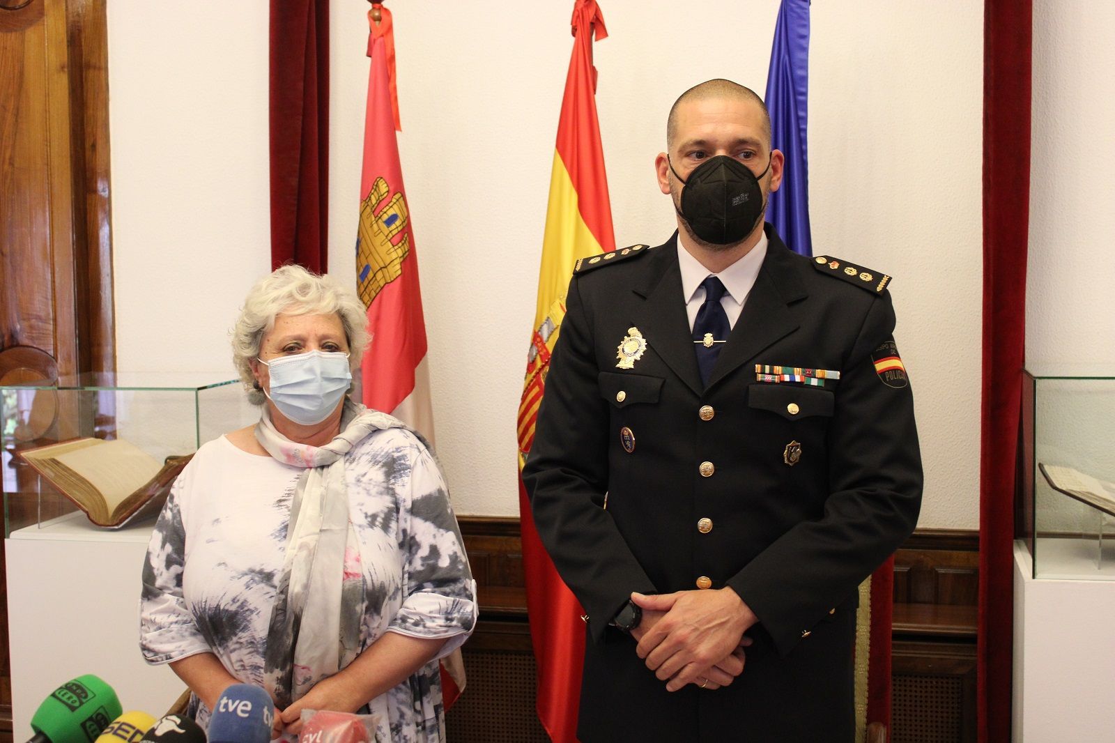 La subdelegada del Gobierno, Encarnación Pérez, y el comisario, Luis Esteban