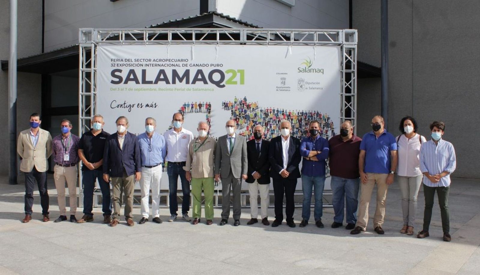Foto de familia de las asociaciones ganaderas junto al presidente de la Diputación