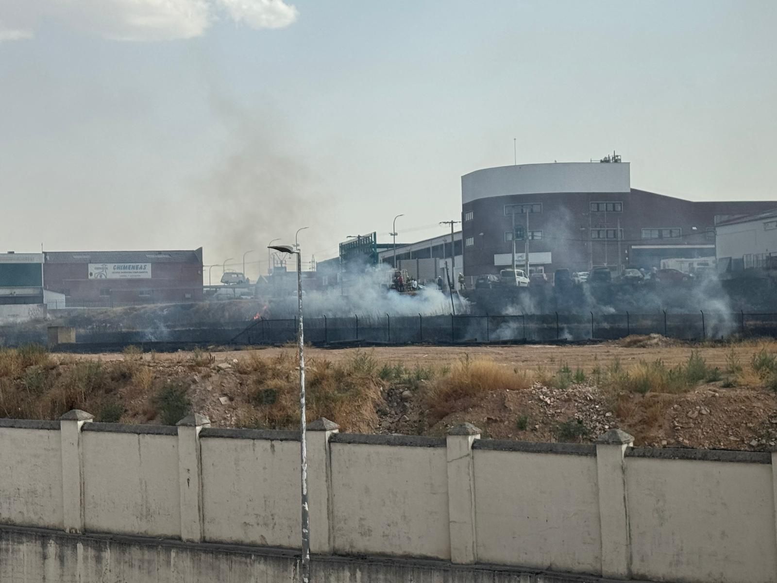 Los bomberos sofocan un gran incendio en el Polígono Industrial de Los Montalvos