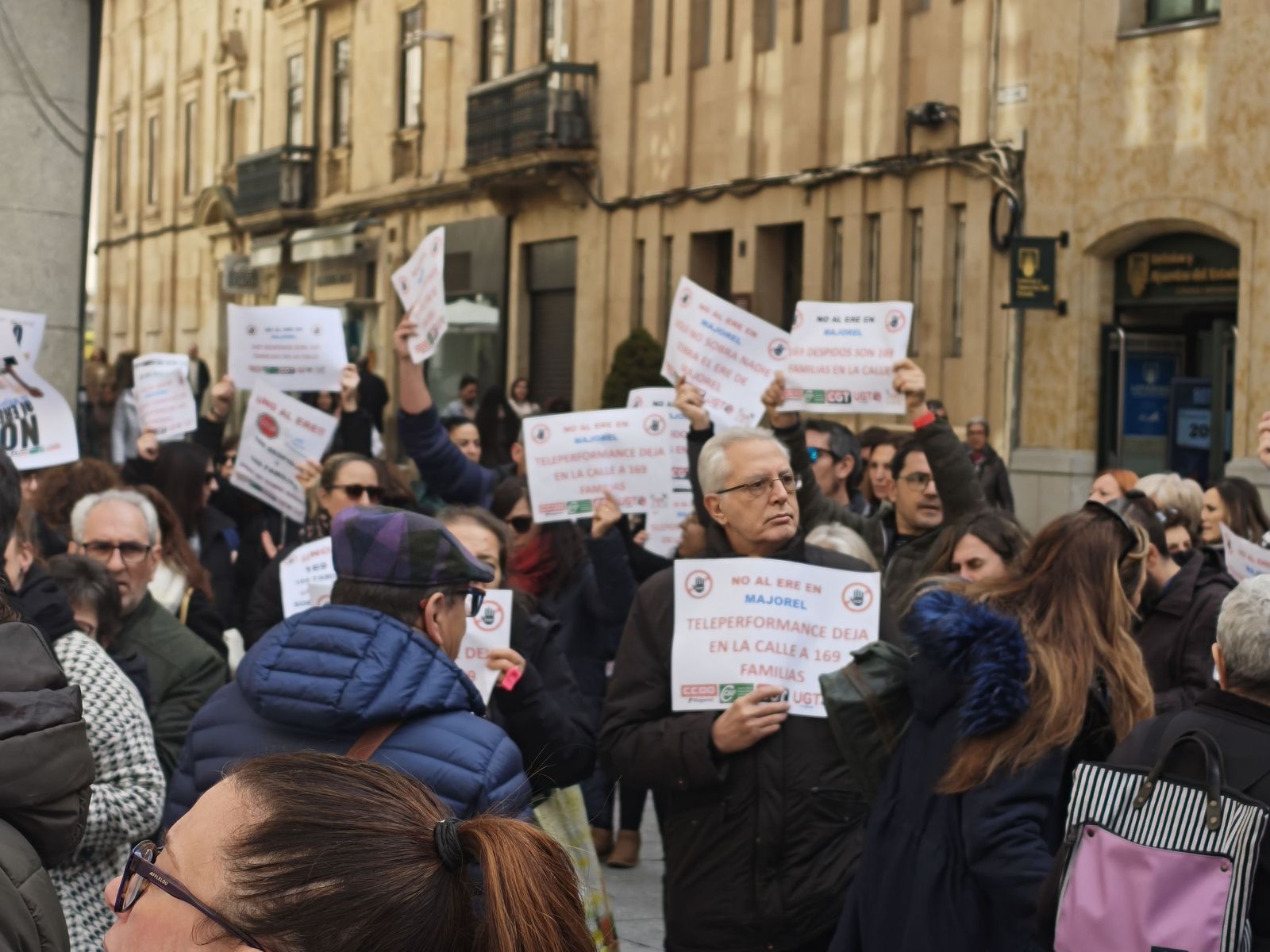 Posibles trabajadores afectados por el ERE de Majorel se manifiestan en Salamanca