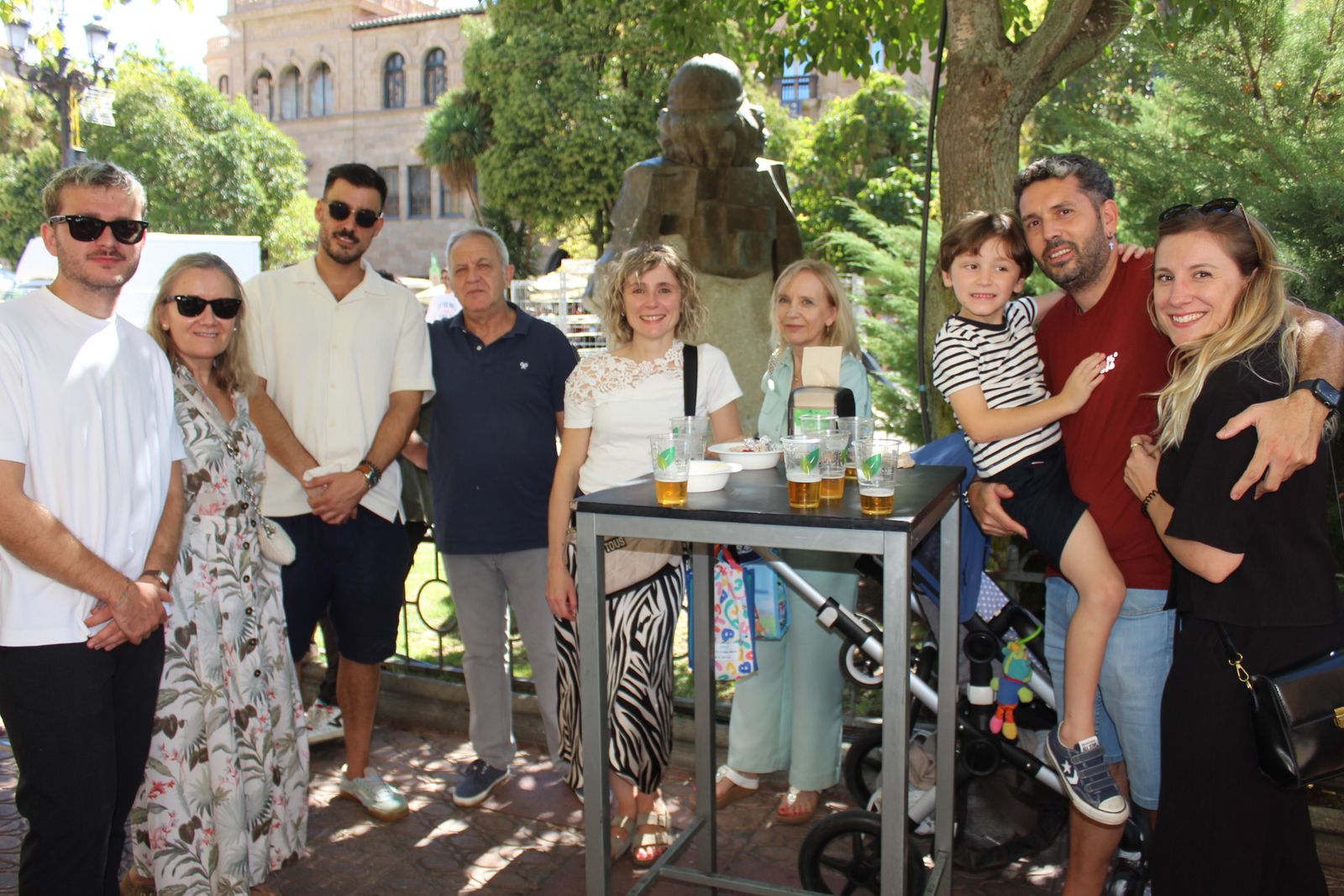 Ambiente en la Feria de Día en el mediodía de este domingo