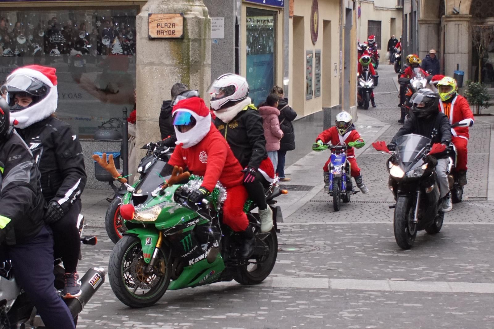 Alba de Tormes se despierta con el ruido de la 'Papanoelada motera' presidida por Papá Noel