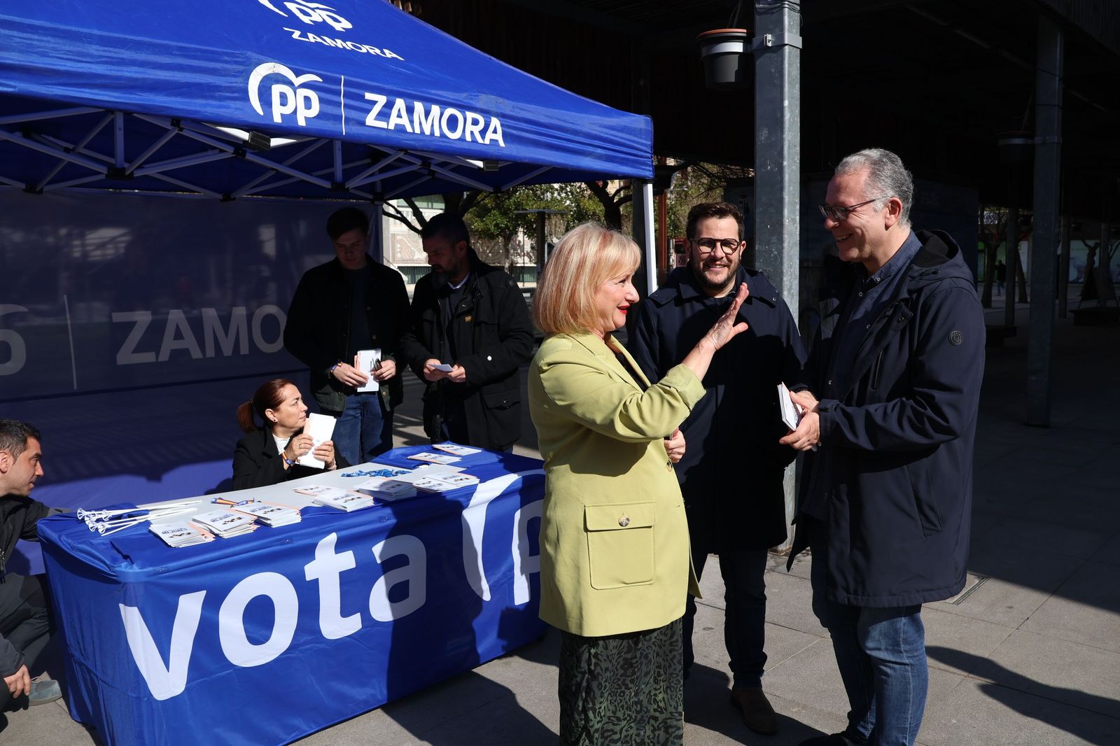 Leticia García en la mesa informativa ubicada en Santa Clara