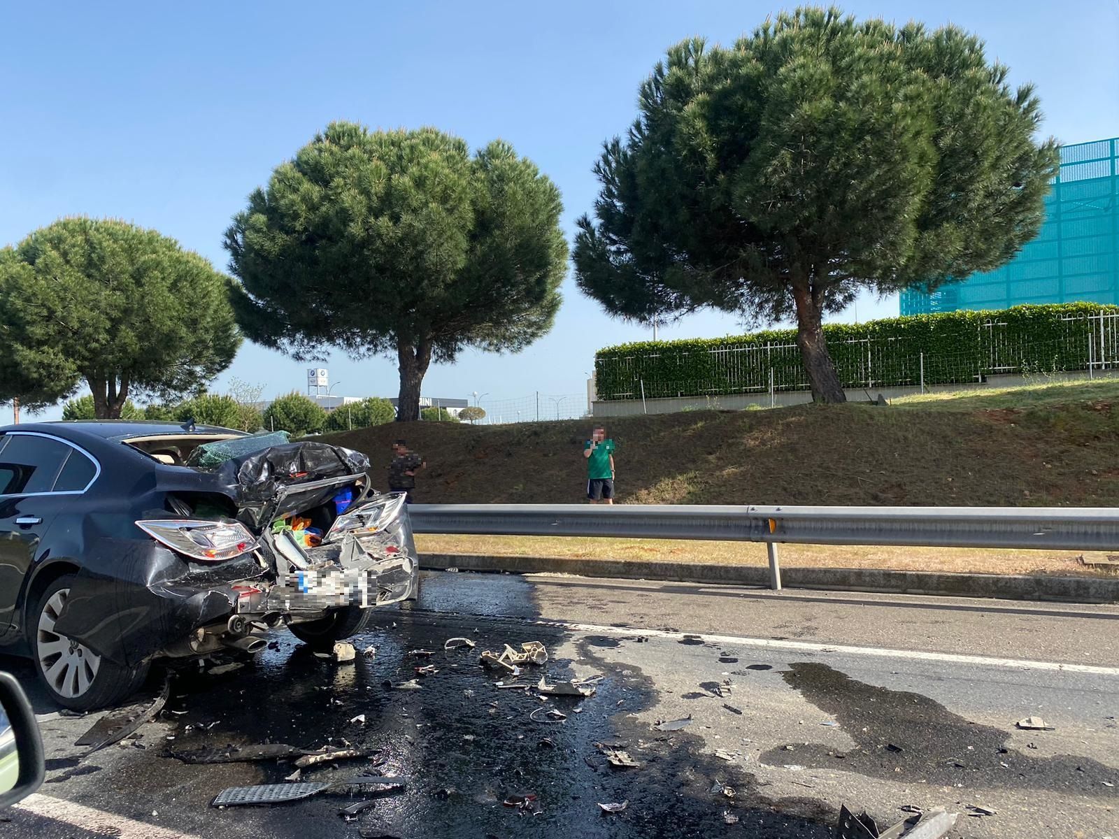 tres-vehiculos-implicados-en-un-accidente-en-carbajosa-de-la-sagrada-fotos-carlos-h-11