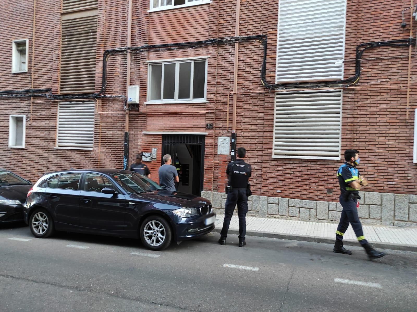 un-hombre-atraca-un-estanco-de-la-plaza-de-barcelona-y-se-atrinchera-en-una-vivienda-de-isaac-peral-2