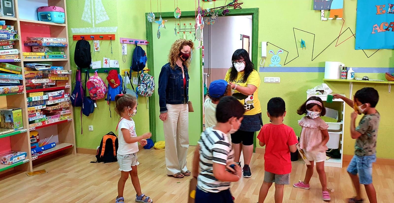 Ana Suarez en su visita a una ludoteca