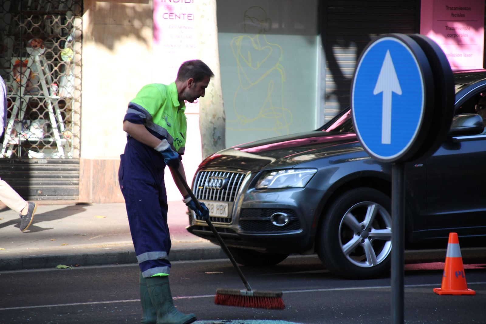 Tráfico denso en avenida de Mirat por un accidente entre una furgoneta y un turismo