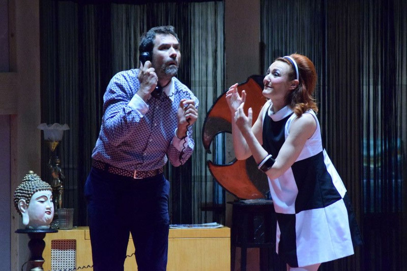 El juego escénico y de luces de 'Comedia en negro' sorprende al Ramos Carrión