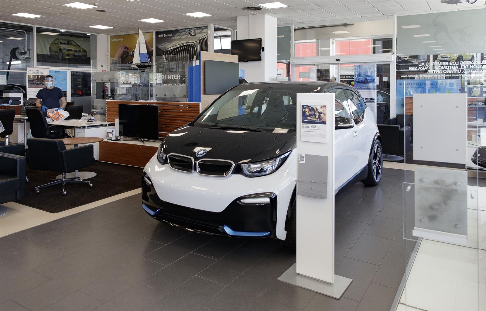 Un vehículo expuesto en un concesionario BMW. Foto EP.