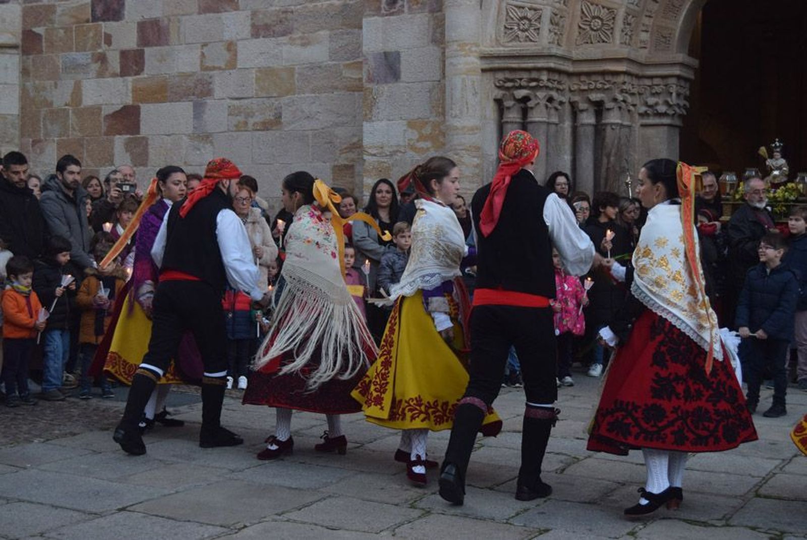 las-candelas-vuelven-a-unir-la-iglesia-de-san-juan-con-la-de-san-vicente-71