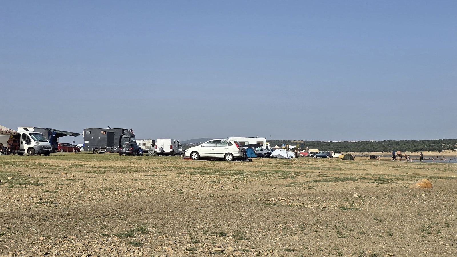 Sigue la rave con cientos de campistas en el entorno del pantano de Santa Teresa