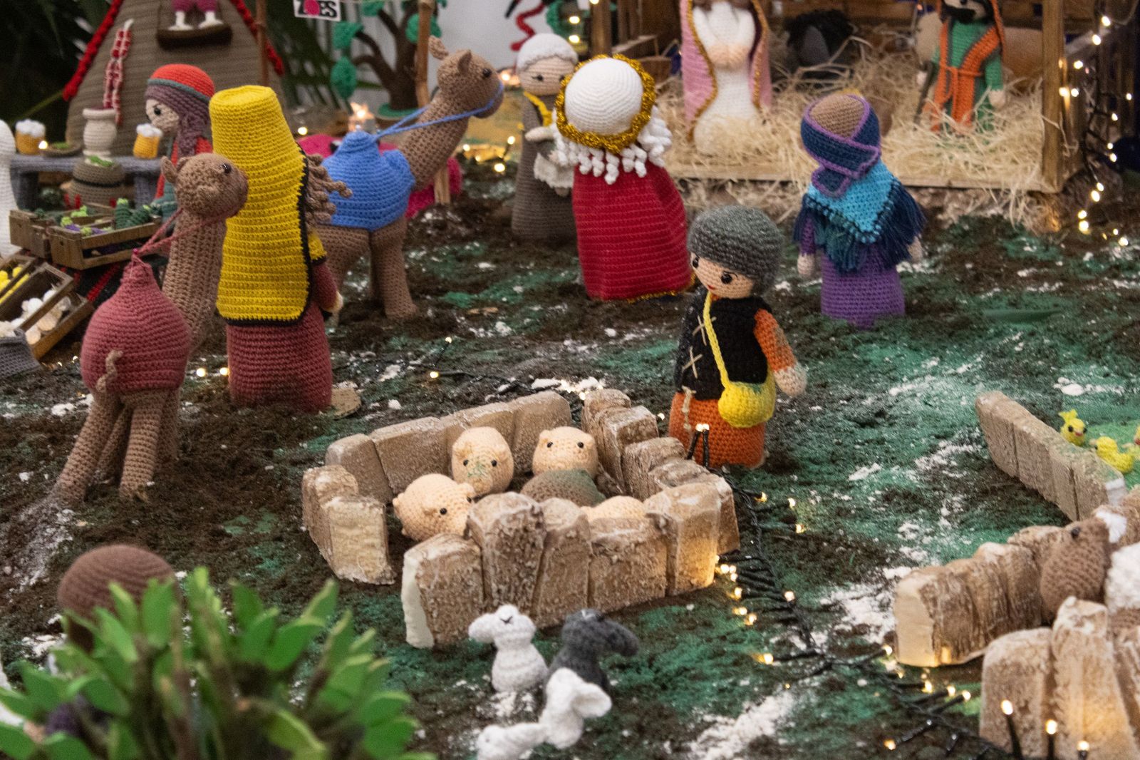 La Navidad también se teje en Salamanca con el belén de ganchillo de ZOES