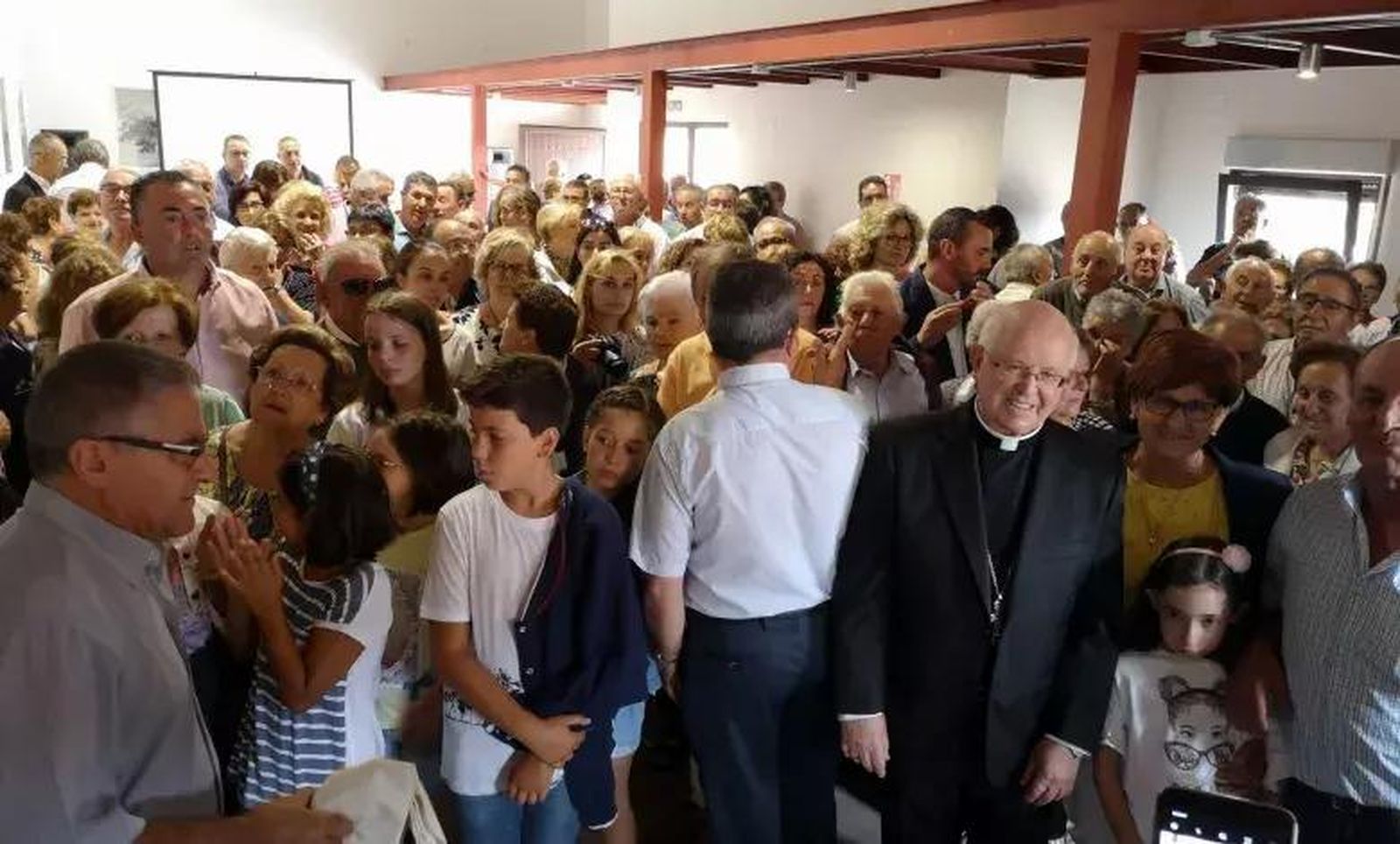 Foto:M.A.C. Monseñor Julián Barrio, junto a sus paisanos, en la inauguración de la Casa de Cultura