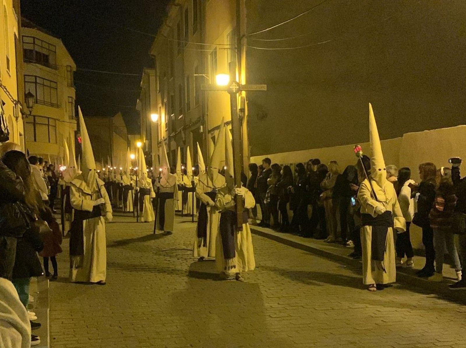 La Penitente Hermandad de Jesús Yacente ya está en la calle