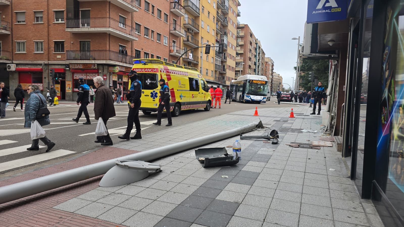 El choque de un autobús contra un edificio de la avenida Portugal deja al menos cuatro heridos