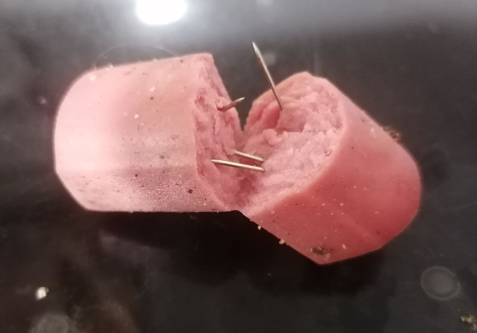 Salchichas con alfileres y envenenadas en el barrio Garrido. Foto @garridomonument