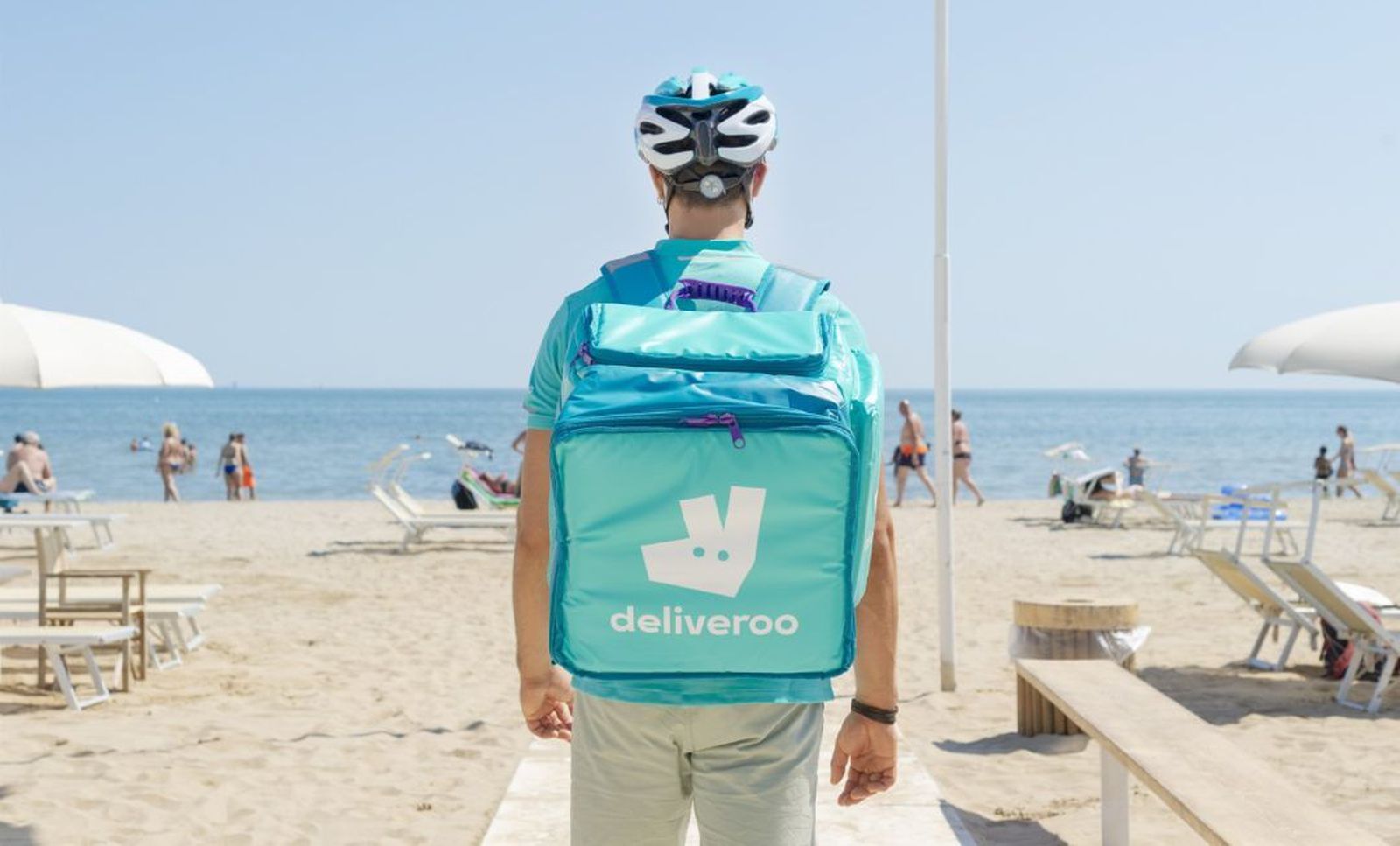 Repartidor de Deliveroo en la playa. Europa Press