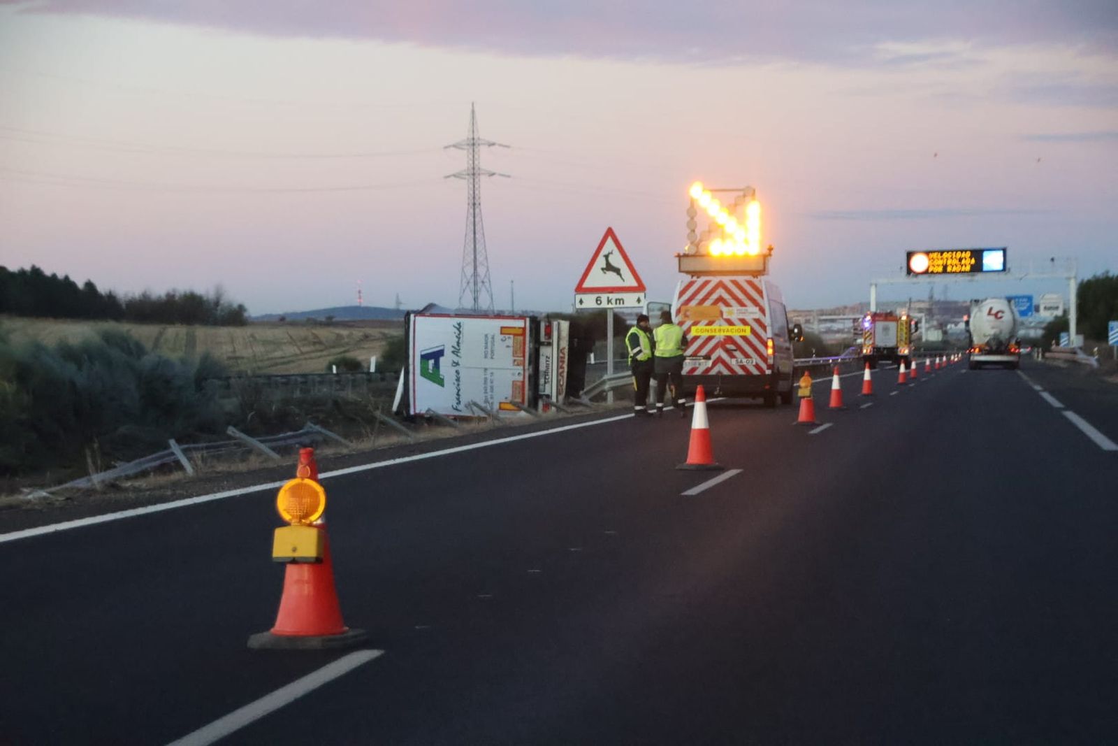 Un camión vuelca en la A-62