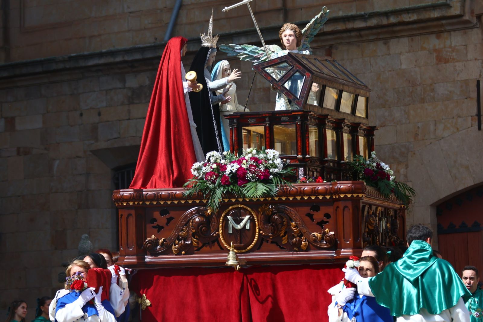Procesión del encuentro de Nuestra Señora de la Alegría y Jesús Resucitado en el Domingo de Resurrección en Salamanca