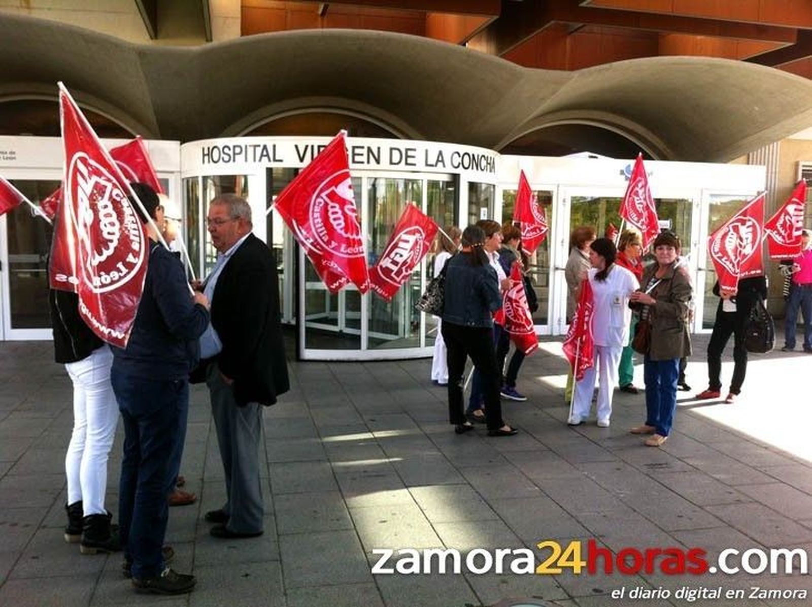 Concentración protesta por los recortes en el servicio de limpieza del Sacyl