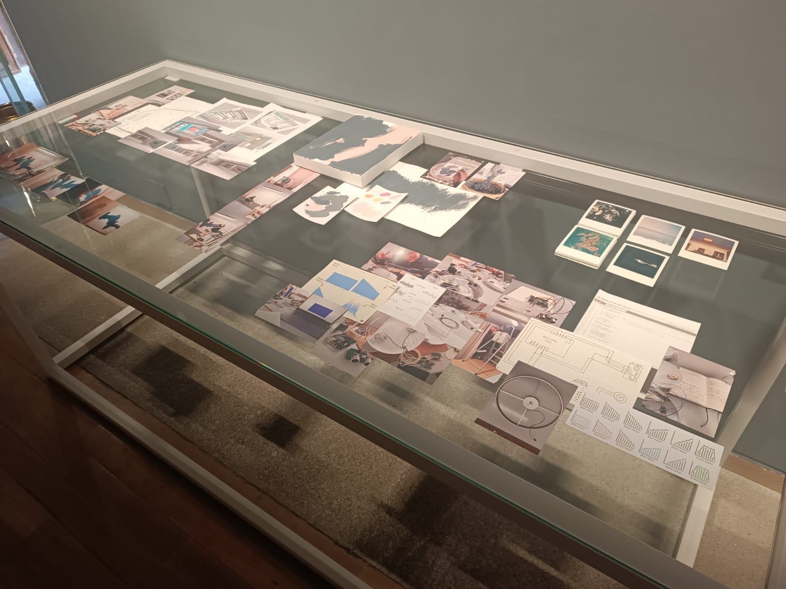 Virginia Rivas presenta su exposición 'El color del ruido' en Salamanca