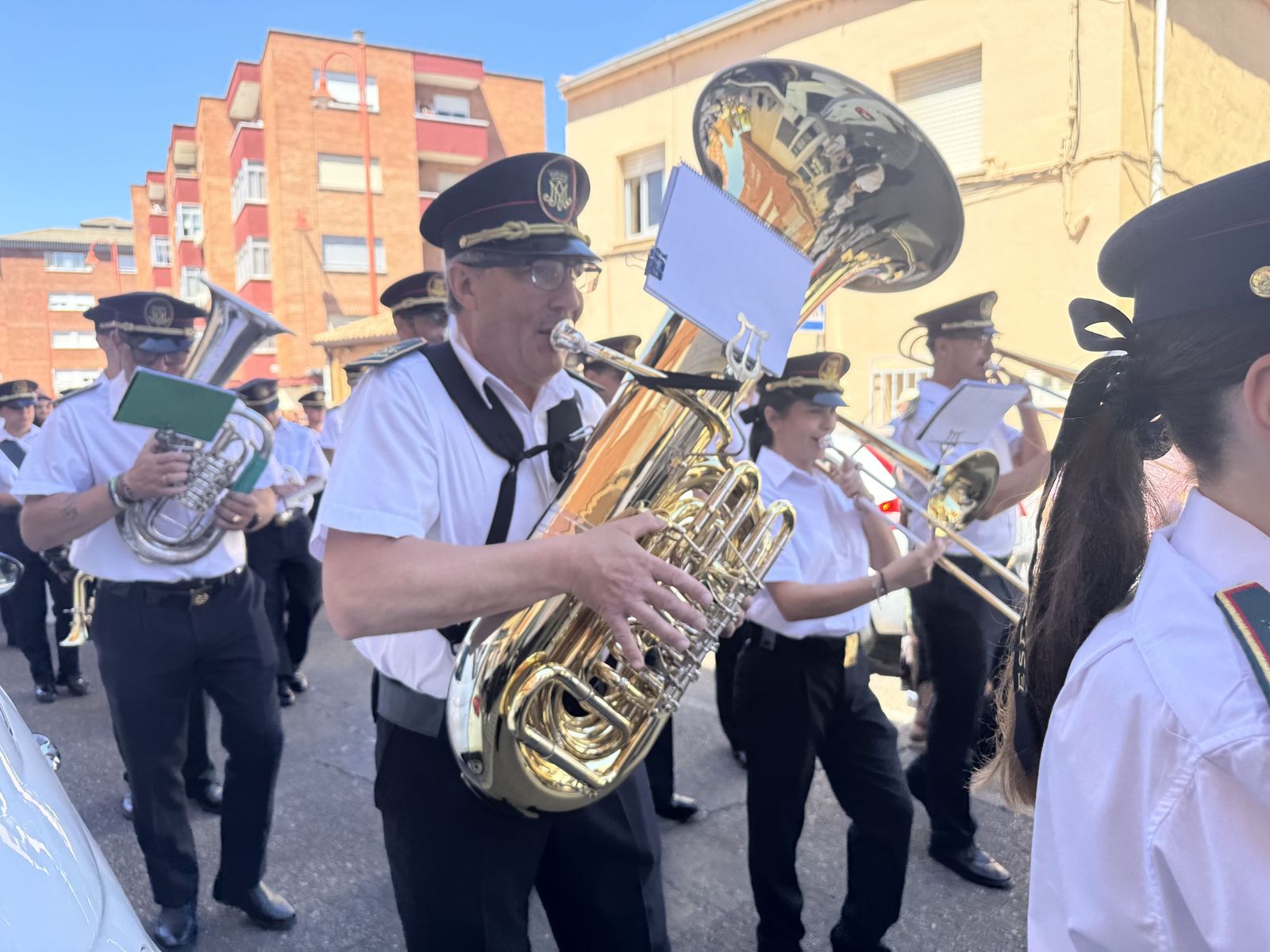 Misa solemne en honor a Santa Marta y a continuación procesión y vino español en el paseo fluvial.