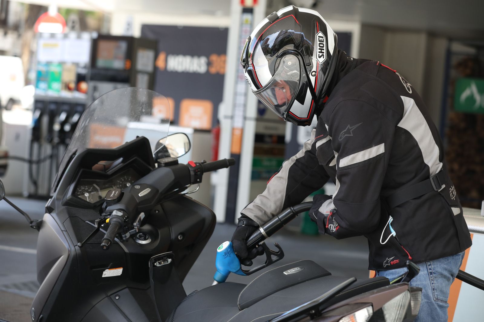 Imagen de un motorista repostando.