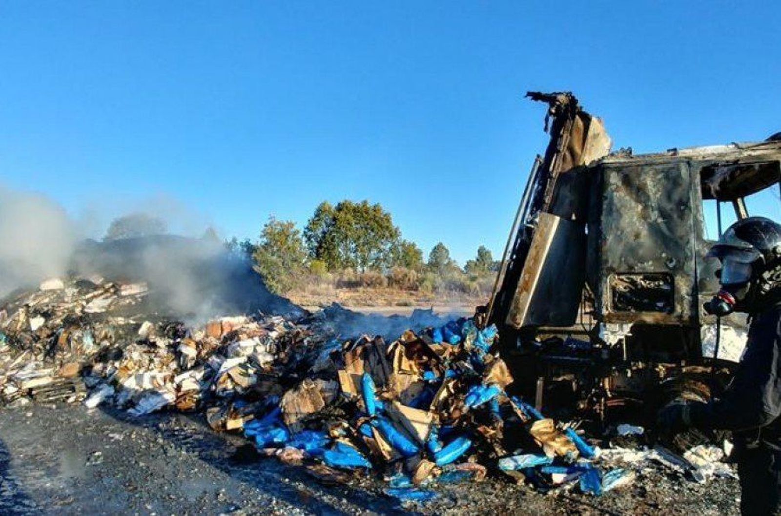 El incendio de un camión de grandes dimensiones condiciona el tráfico en la A-52