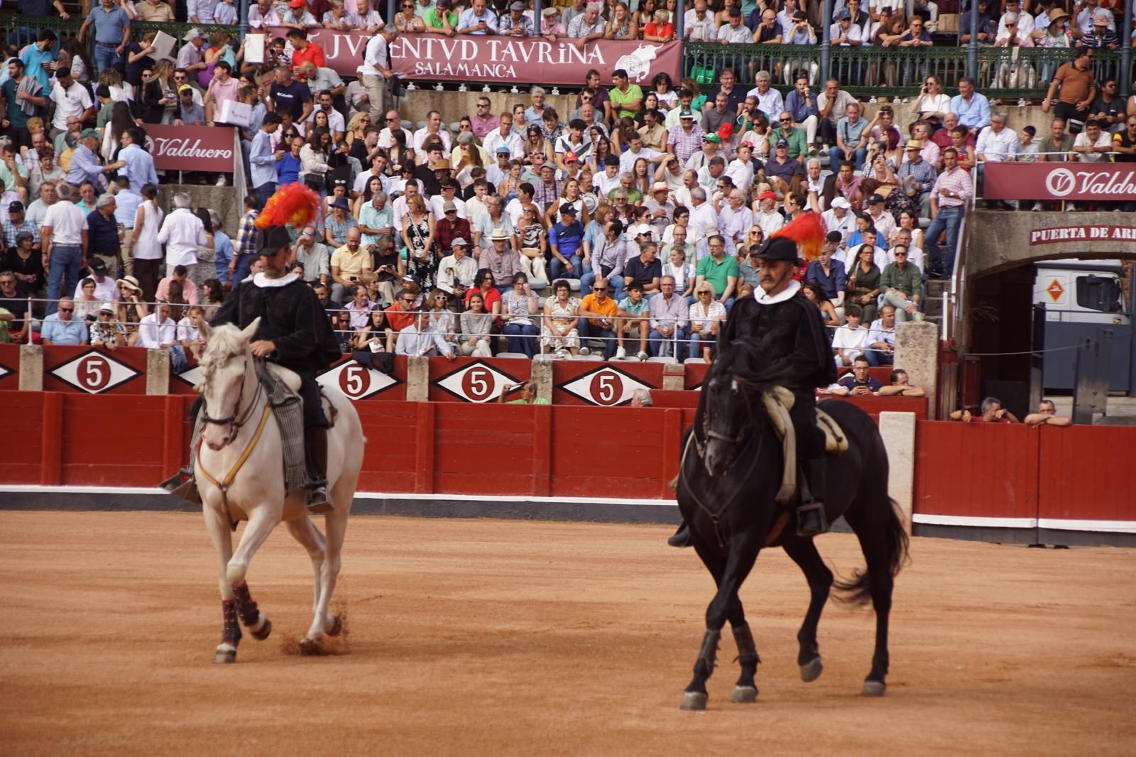 Expectación por ver los caballos de rejoneo en La Glorieta: imágenes del ambiente en los tendidos y en el patio de cuadrillas