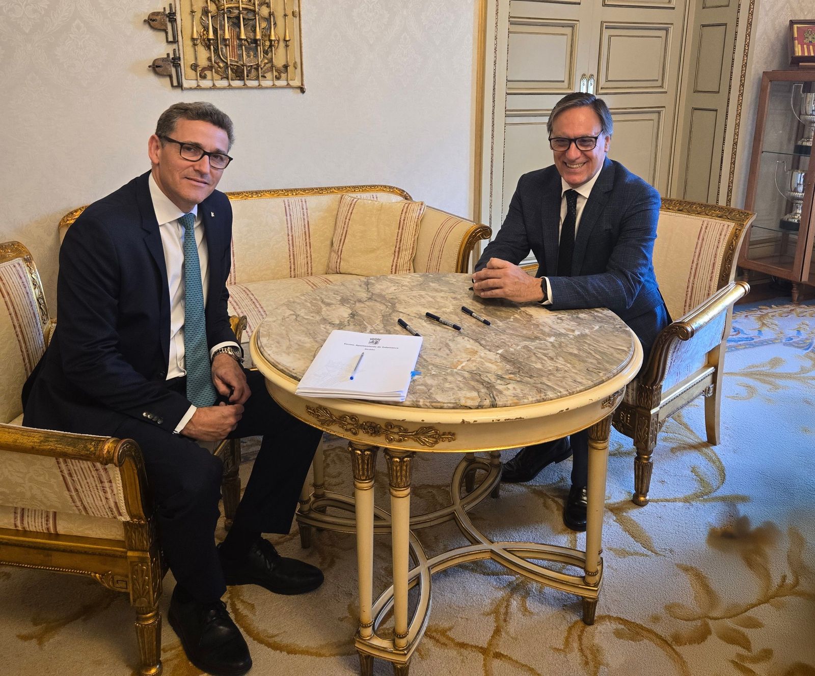 El alcalde de Salamanca, Carlos García Carbayo, y el director general de la entidad financiera, Víctor Manuel Martín López, El alcalde de Salamanca, Carlos García Carbayo, y el director general de la entidad financiera, Víctor Manuel Martín López,