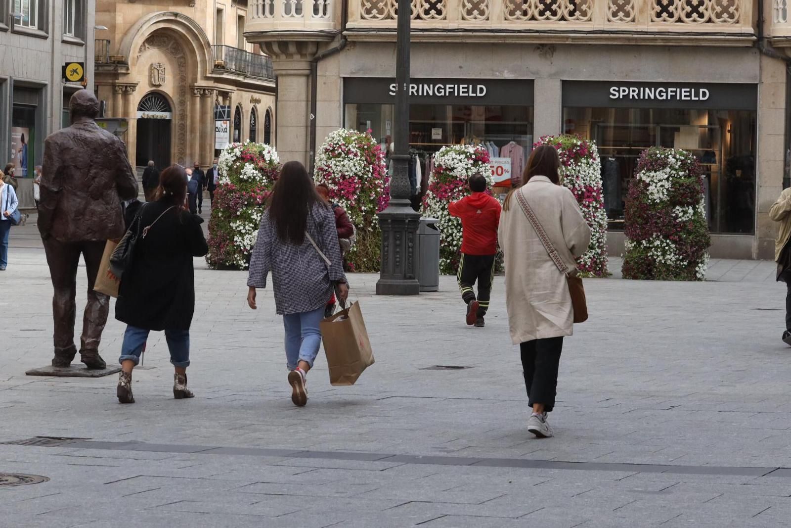 Personas pasean por Salamanca en el comienzo del otoño Personas pasean por Salamanca en el comienzo del otoño