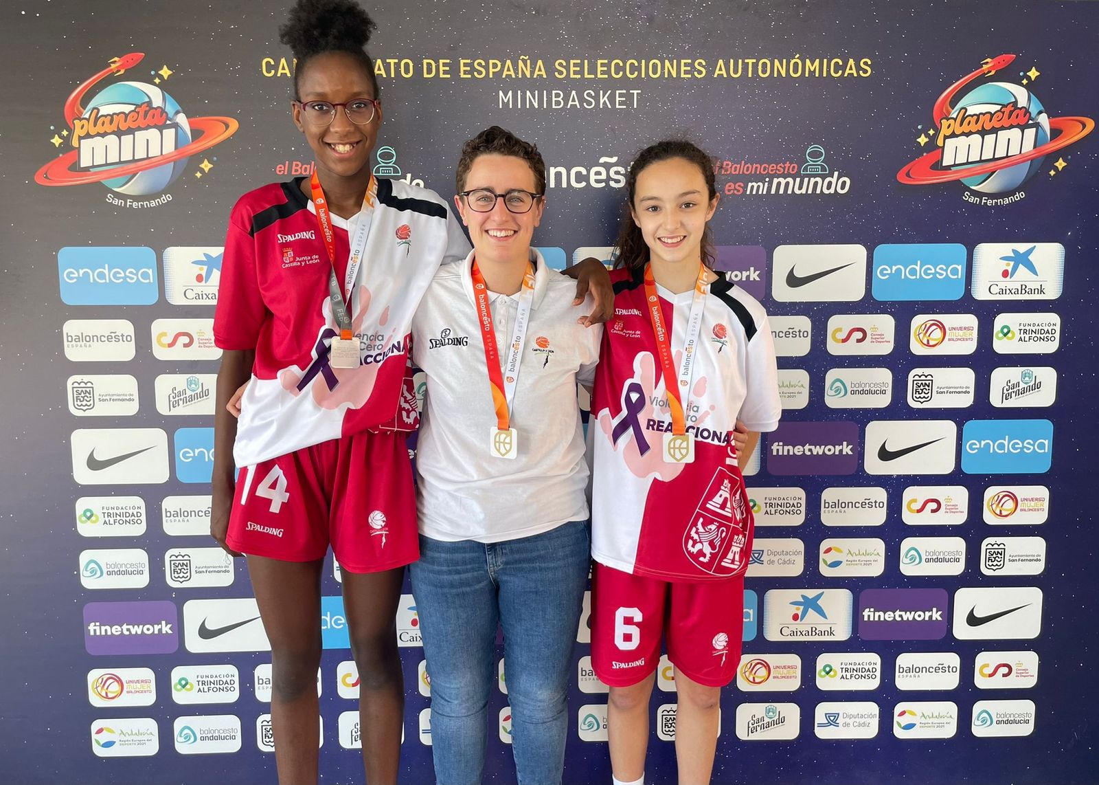 Angélica Nero y Elisa Cortés, de Perfumerías Avenida, y Carlos Ijurko, del CB Santa Marta