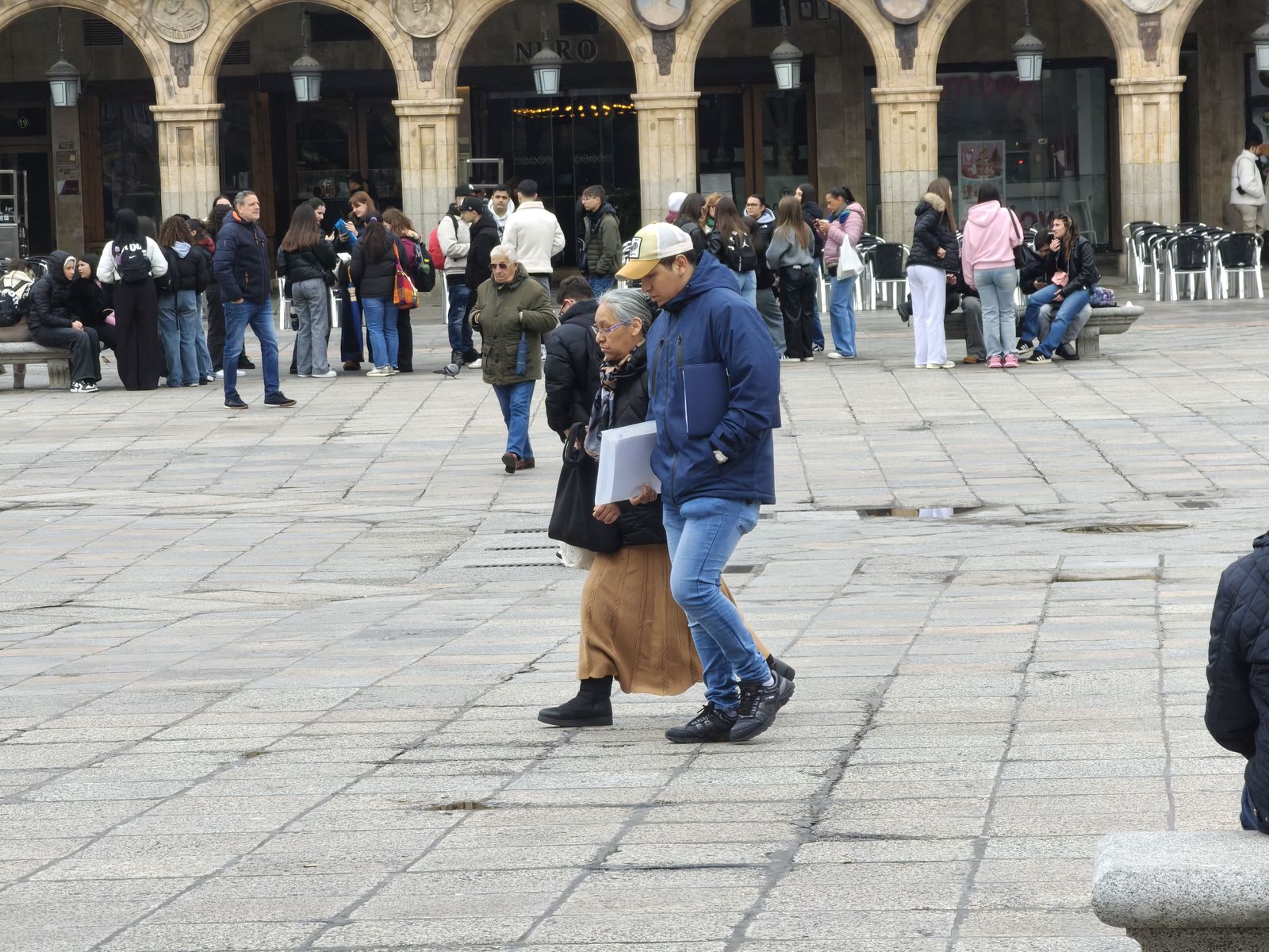 Gente y turistas paseando y haciendo turismo por Salamanca