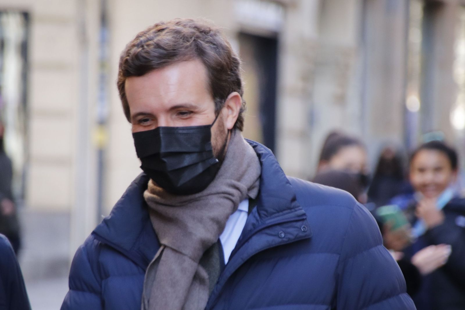 Pablo Casado paseando por las calles de Salamanca | Fotos: Andrea M
