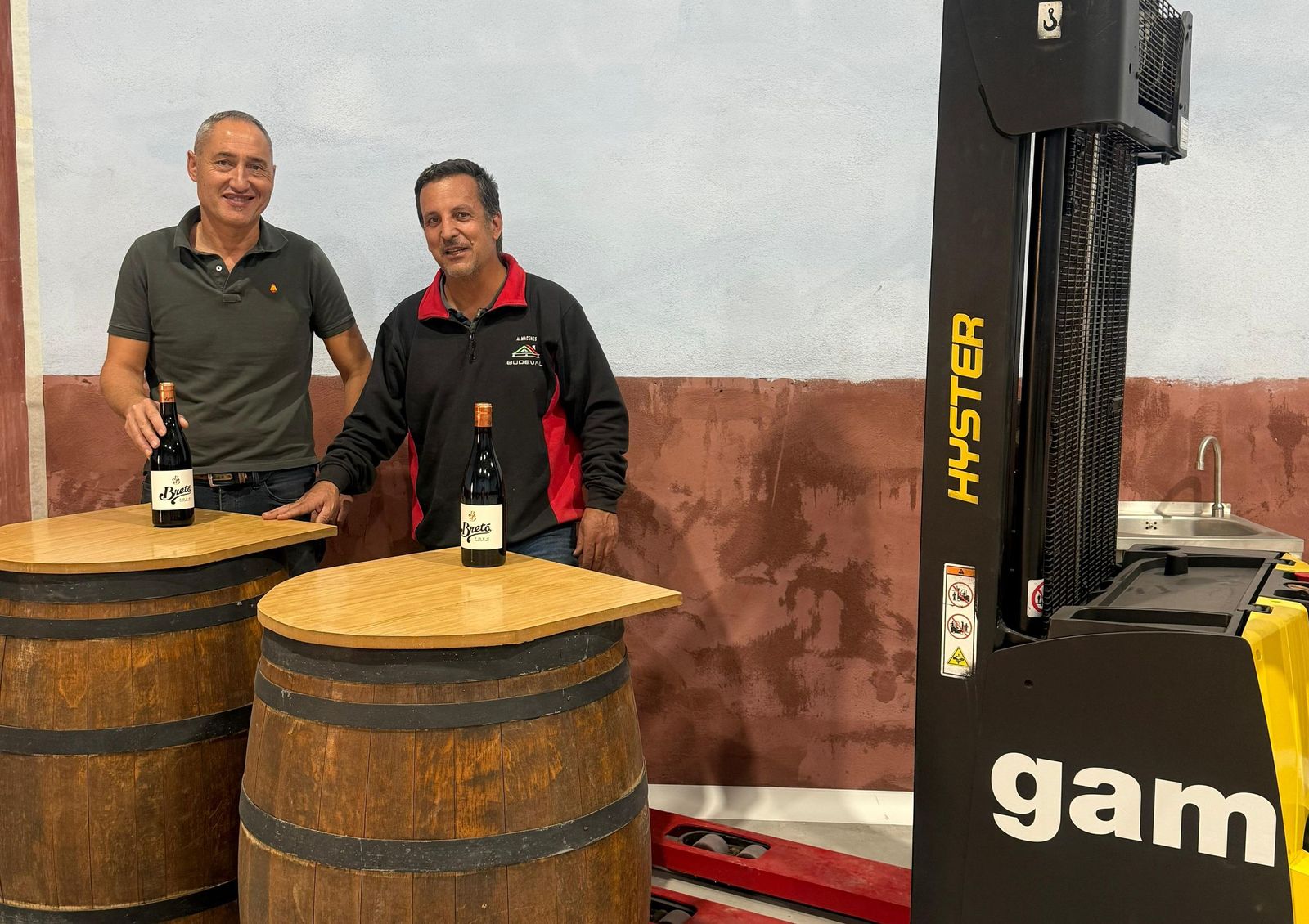 El diputado de Desarrollo Económico con uno de los beneficiarios de la convocatoria del 2025