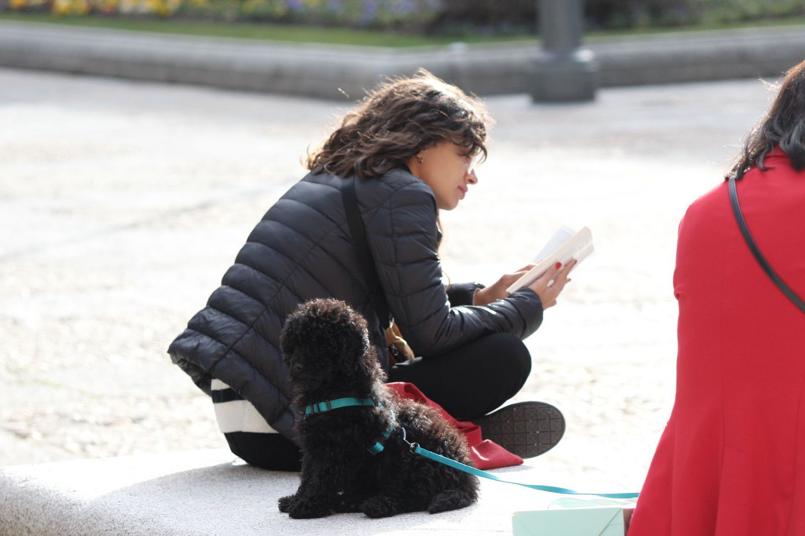 Gente en la plaza de Anaya tomando el sol. Foto de archivo