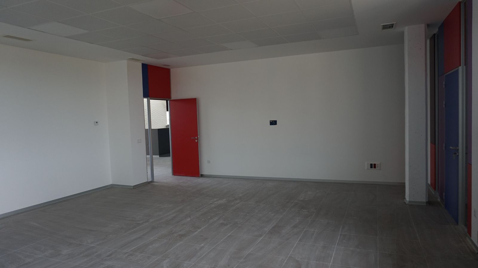 el-director-general-de-centros-e-infraestructuras-jose-migel-saez-visita-la-ultima-fase-al-ceip-maria-moliner-de-castellanos-de-moriscos-49