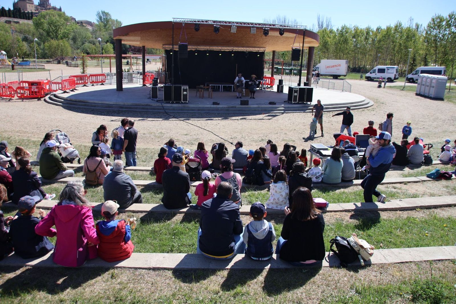 Foto de archivo de gente viendo una obra de teatro en Salamanca