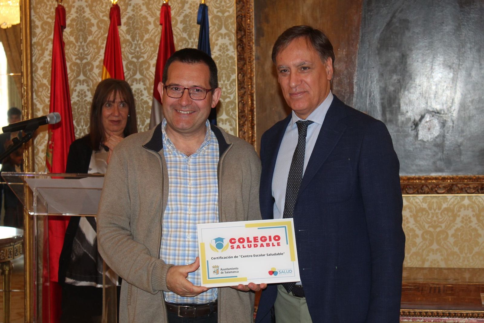El alcalde entrega las certificaciones de colegio escolar saludable