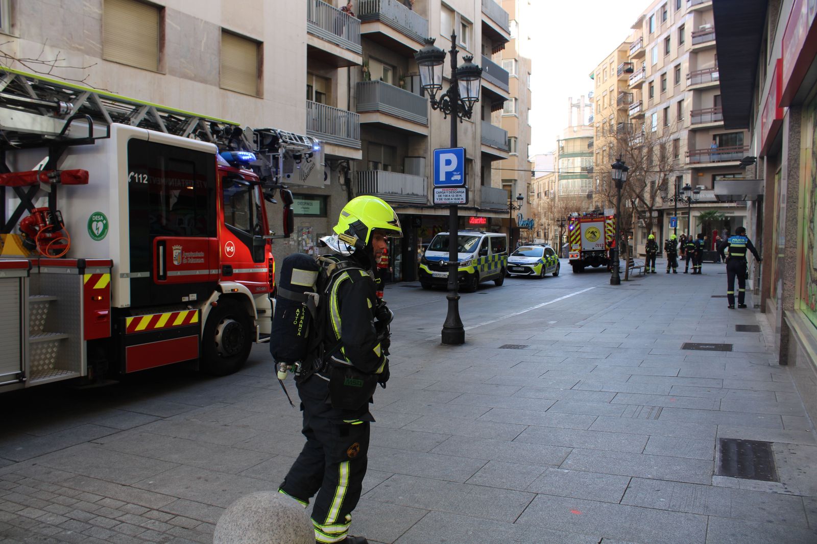 bomberos-y-policia-local-en-la-calle-bientocadas-por-olor-a-gas-4
