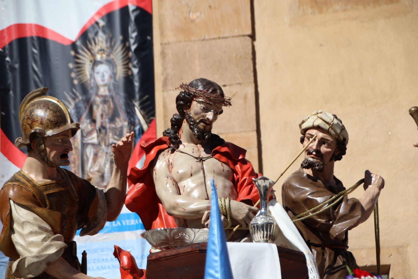 La devoción por el Santo Entierro llena de fe y pasión las calles de Salamanca