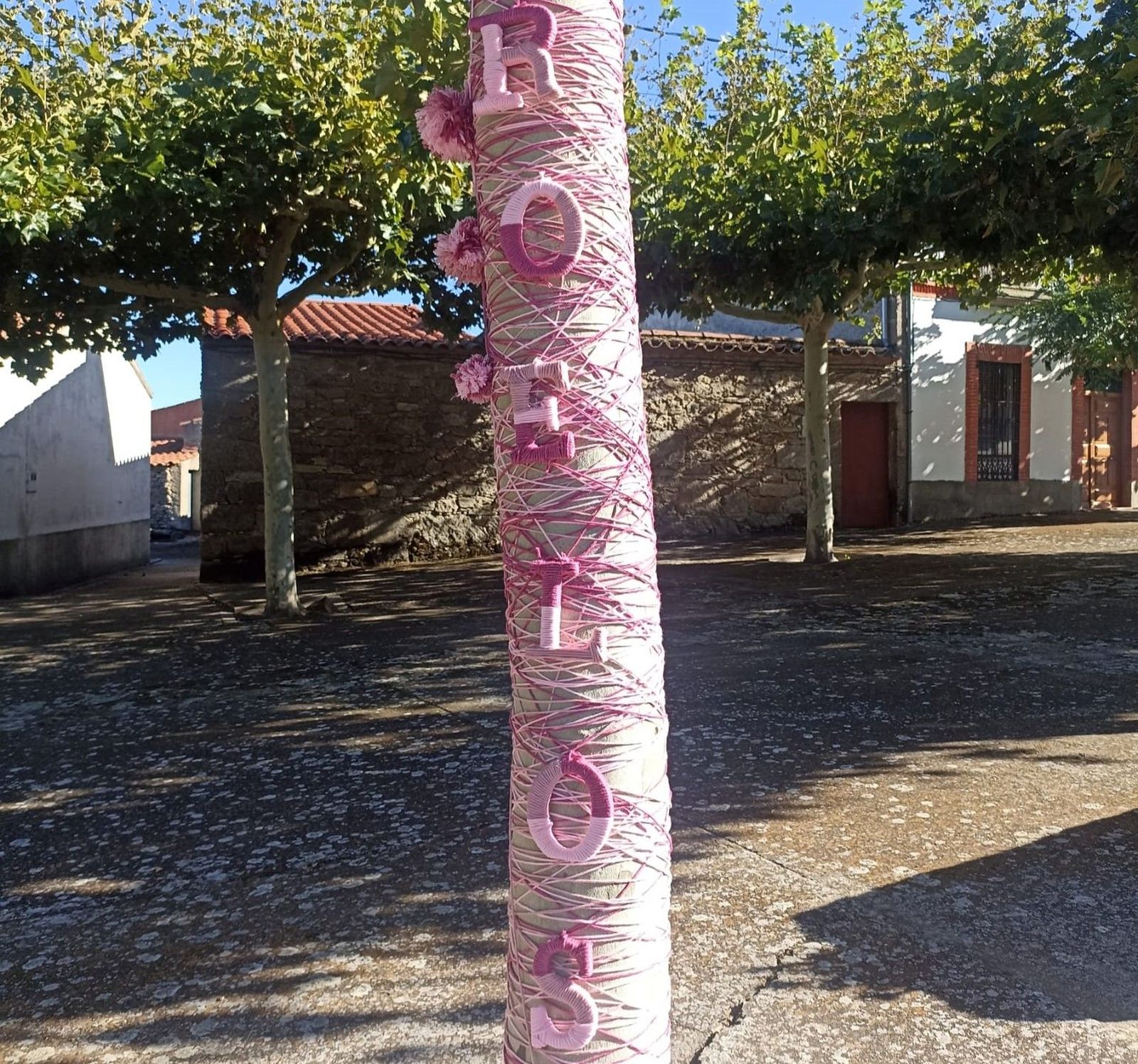 Los vecinos de Roeles 'visten' los árboles para recibir el otoño