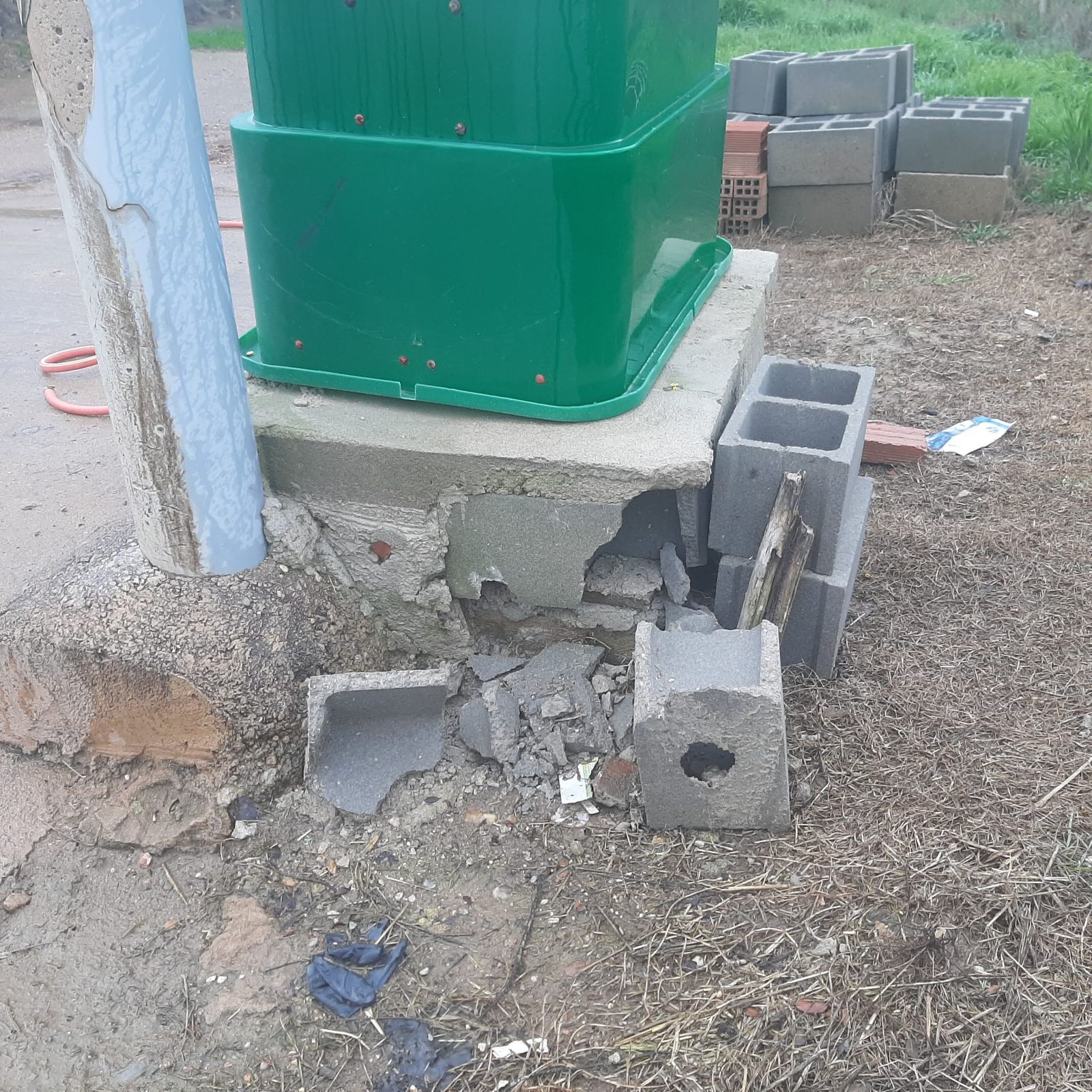 Destrozos en el mobiliario urbano de Canillas de Abajo