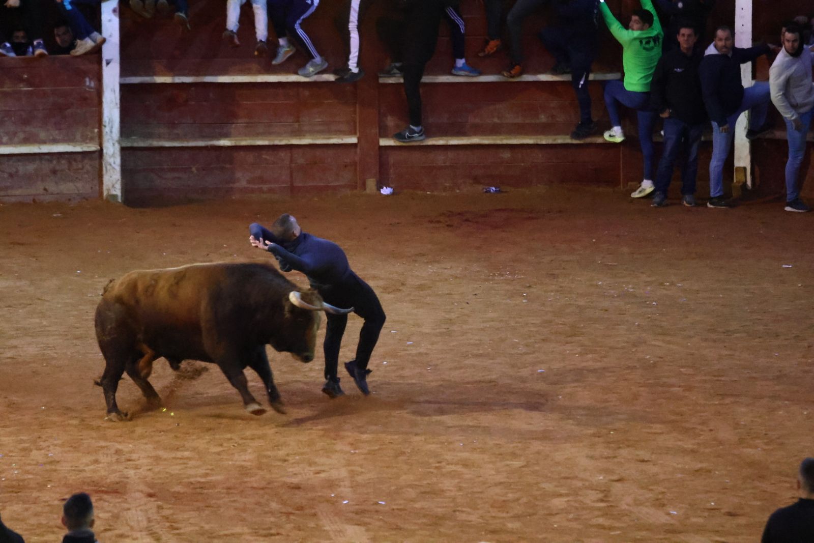 Capa y desencierro de tarde de lunes en el Carnaval del Toro 2026