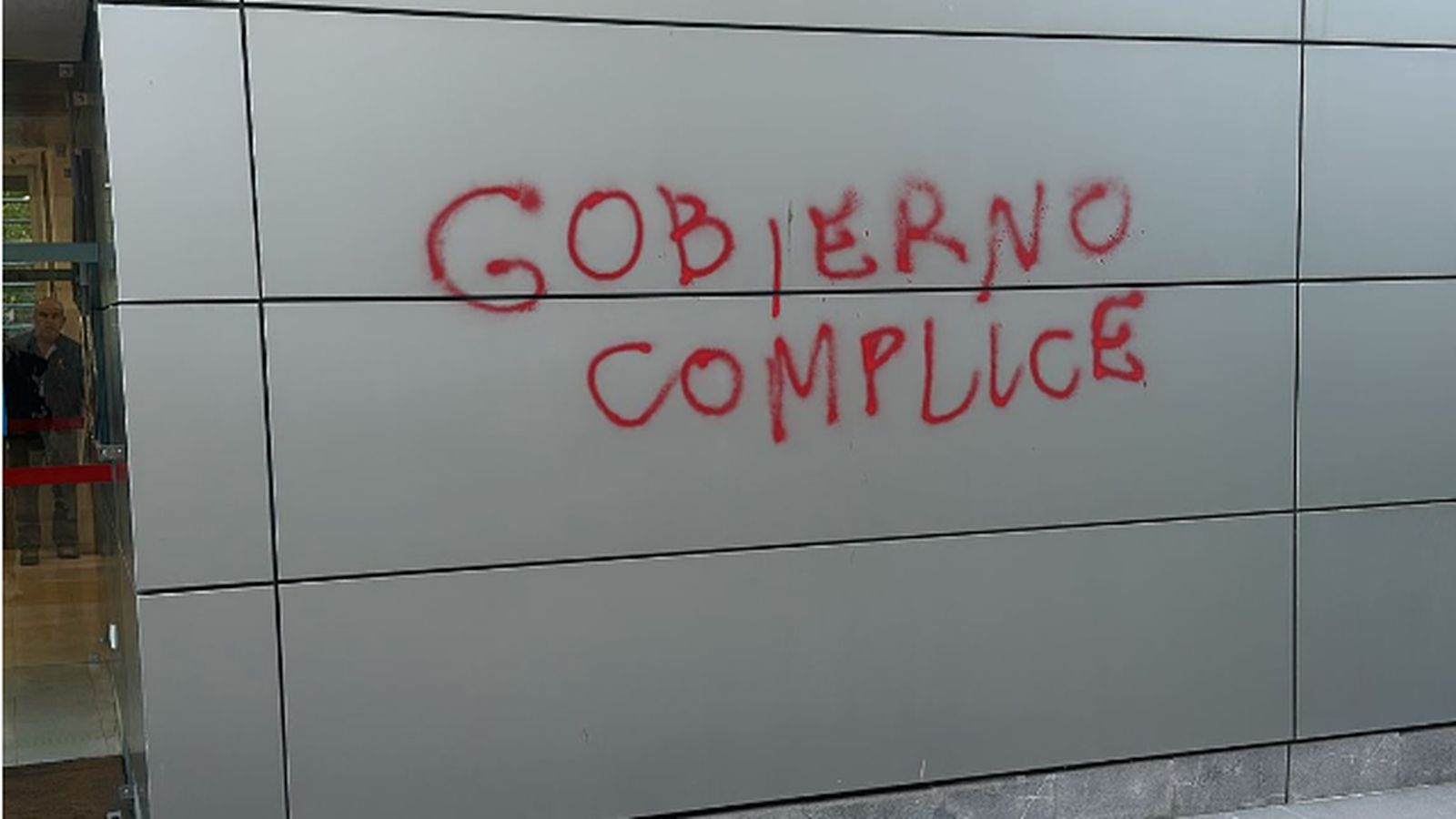 Realizan varias pintadas y ponen silicona en edificos públicos en protesta por Gaza