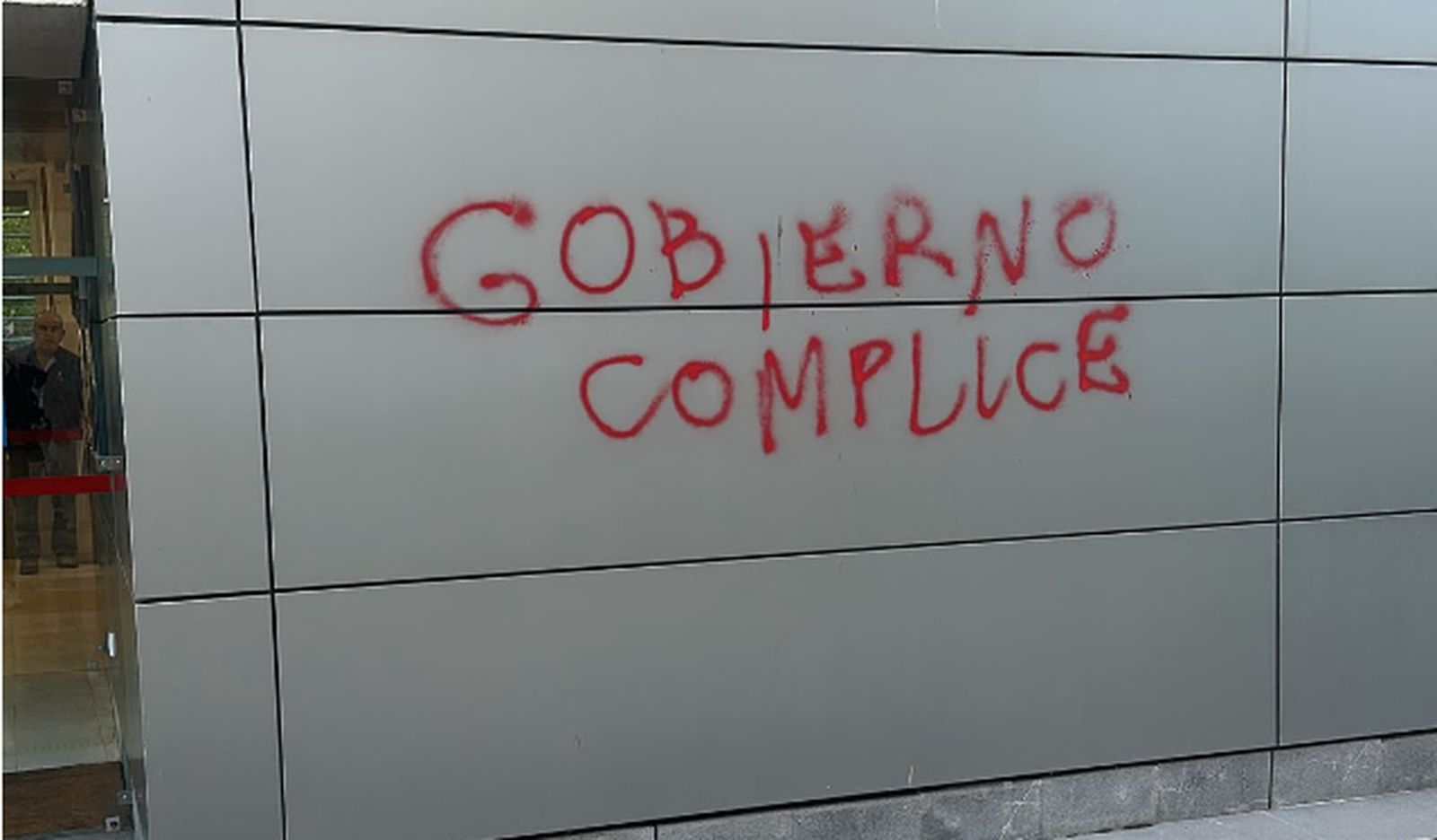 Realizan varias pintadas y ponen silicona en edificos públicos en protesta por Gaza